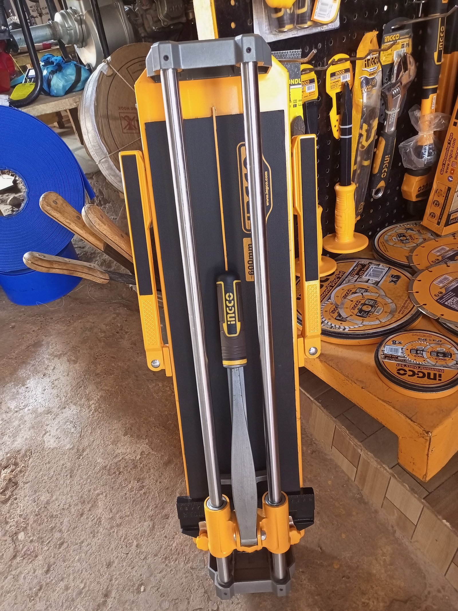 Tile cutter