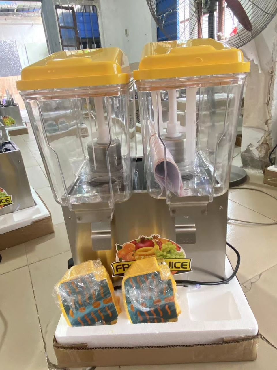 Double chamber juice dispenser