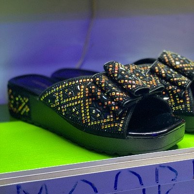 Black flat wedge